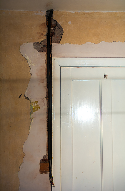 Conduit and door frame